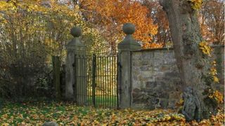 Daca poţi gasi femeia din aceasta poza, atunci ai un IQ peste medie. Iti dai seama unde e?