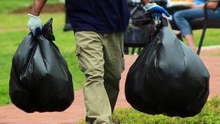 Un barbat s-a predat politiei pentru ca si-a ucis fiica in urma cu 12 ani. I-a pastrat trupul intr-un sac de gunoi pe care il cara peste tot cu el