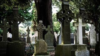 O batranica de 91 de ani a ingrozit planeta! Si-a dezgropat sotul si sora, insa ce a facut cu ei e infiorator