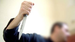 Un barbat in stare de ebrietate, din Botosani, i-a taiat gatul fiicei sale de 5 ani, dupa o cearta cu mama ei