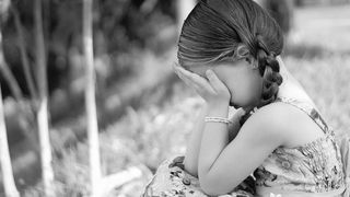 Tata lasat liber dupa ce si-a sechestrat fiica de 9 ani pe balcon si a abuzat-o in repetate randuri