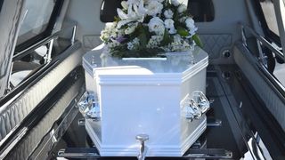 O fata de 17 de ani a sunat la pompe funebre si a inchiriat un cosciug si un dric. Ce facut cu ele