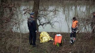 Descoperire macabra pe malul unui parau din judetul Arges. Politistii au ajuns de urgenta la fata locului