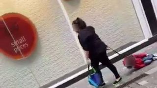 Femeie, filmata tarandu-si copilul in lesa pe strada: "Multi spun ca sunt o mama rea, dar.."