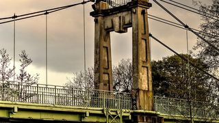 Un baiat de 12 ani a vrut sa se sinucida sarind de pe o pasarela. A cazut pe o masina si l-a ucis pe sofer! Este cutremurator cine era la volan