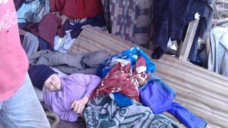 Batrana si paralizata, o batrana din Neamt a fost aruncata in strada de propria fiica. Imaginile care iti vor rupe sufletul