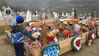 Cosmina, fetita din Bistrita care a murit alaturi de trei frati, ar fi implinit 13 ani. "I-am facut tort, dar nu are cine sa sufle in lumanari&rdquo;