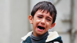 Avea doar 8 ani cand mama i-a promis ca il duce la cofetarie, dar ce a urmat e cumplit. Dezbracat si descult, Emil si-a asteptat ani in sir mama