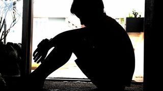 Sotia lui nastea, iar el ii viola fiul dintr-o relatie anterioara. Un profesor i-a distrus viata fiul vitreg, abuzandu-l sexual in repetate randuri