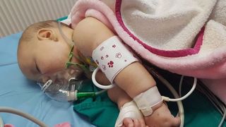 Scandalos! Un bebelus de numai patru luni a fost tinut ore in sir in coma pentru ca medicii sa ii daca actele de transfer de la Arad la Timisoara - "Copilul meu e in stare critica acum, din cauza lor"