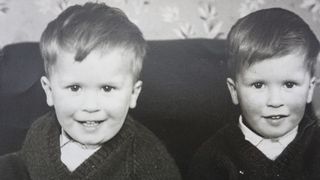 Povestea tulburatoare a gemenilor David si Paul. Nu si-au vorbit 20 de ani, dar au murit  in acelasi mod, la interval de 3 luni