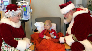 A sarbatorit Craciunul mai devreme dintr-un motiv dureros. Ce se va intampla cu acest baietel pe 25 decembrie este sfasietor