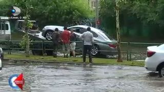 Potopul a venit peste Capitala! Imaginile dezastrului le vedeti la Stirile Kanal D de la 18:45!