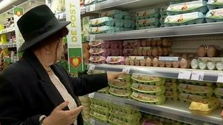 Pastele vine cu pasi repezi, iar cumparaturile sunt lasate, ca deobicei, pe ultima suta de metri! Reporterii stirilor Kanal D va tin la curent cu preturile!