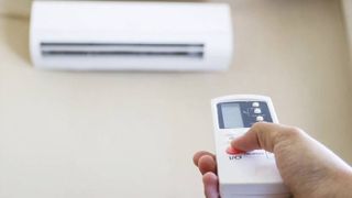 Canicula ne face sa ne gandim serios la achizitionarea unui aparat de aer conditionat. Nici cei care au cumparat deja unul nu se pot considera scapati de probleme. Aflati mai multe in rubrica Stirilor Kanal D "Cat te costa?"!