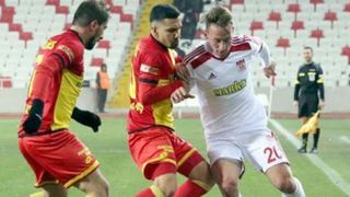 Un suporter a murit sub ochii lui Torje și Papp, după ce i s-a făcut rău &icirc;n timpul unui meci de fotbal