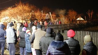 Tragedie &icirc;ntr-o comună din Buzău! Două persoane au murit carbonizate după ce le-a luat casa foc! 