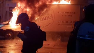 Noapte de foc &icirc;n Paris! Protestatarii i-au cerut demisia președintelui Macron