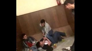 Imagini scandaloase surprinse &icirc;ntr-un liceu din Oradea! Mai mulți elevi s-au luat la bătaie și au filmat scenele violente! "Bă, &icirc;l omori"
