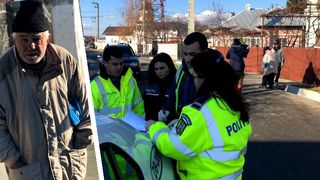 Descoperire șocantă &icirc;ntr-o gospodărie din D&acirc;mbovița! Un vecin l-a găsit fără suflare, cu trupul m&acirc;ncat de c&acirc;ini