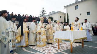 Îmbulzeală și țipete la sfințirea unei mănăstiri din Constanța, la care a participat și Patriarhul Daniel