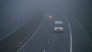 Pericol. Vizibilitate sub 100 de metri din cauza ceții pe A1, A3 și pe drumuri din sudul și estul țării