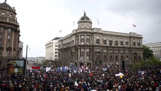 Proteste &icirc;n Serbia.  Un lider de partid de st&acirc;nga și asociații săi au fost atacați și răniți grav 