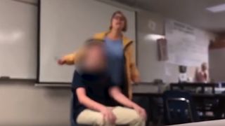 O profesoară de chimie tunde cu forța un elev&nbsp; &icirc;n timp ce urla imnul Americii. Ce s-a &icirc;nt&acirc;mplat cu ea