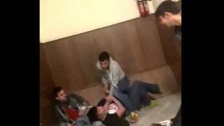 Bătaie cruntă &icirc;ntre elevi, filmată pe holurile unui liceu din Oradea: "Bă, &icirc;l omori!"