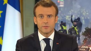 Preşedintele Franţei reacționează după protestele violente de la Paris. Ce decizii va lua Emmanuel Macron, după ce țara a fost destabilizată