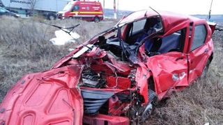 Accident grav în localitatea clujeană Jucu. O mașină a fost lovită în plin de o locomotivă. Starea victimelor