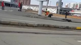 Fenomenul Zombie lovește un alt oraș din Rom&acirc;nia. Tinerii care-și stropesc țigările cu spray de g&acirc;ndaci, &icirc;ntinși pe șosea. Imagini cumplite