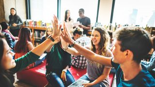 Bani mai mulți pentru studenți de la 1 ianuarie. Indemnizație de cel puțin 50%. Ce trebuie să faci ca să primești banii 