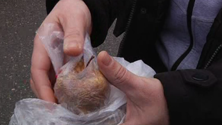 A desfăcut pachețelul copilului primit la școală și s-a crucit! E dezgustător ce a primit la pr&acirc;nz un elev din Piatra Neamț! "Nu poți să m&acirc;nănci așa ceva. Nici la dușmani nu dai!"