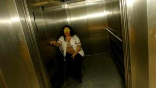 O liftiera a spitalului din Craiova, acuzată că ar fi cerut șpagă o pungă cu cadouri care era destinată copiilor bolnavi de cancer