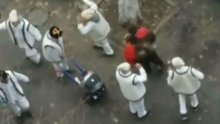 Noua moda printre colindători în 2018! Oamenii au privit de la geam și s-au frecat la ochi când au văzut