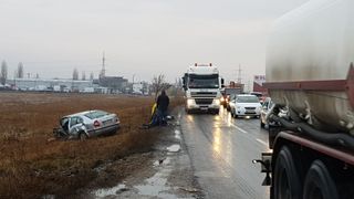 Șase persoane au fost rănite, după ce două maşini s-au ciocnit frontal la intrare &icirc;n Buzău