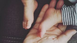 Asistenta a lasat-o pe mama sa isi sarute pruncul pe patul de spital, dar cand a vazut ce ii face femeia, mai ca a lesinat - Mama a fost internata de urgenta la psihiatrie