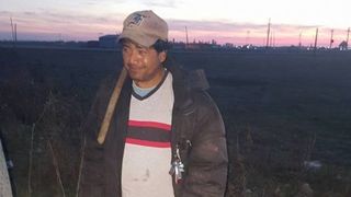 Un tata doarme in grajd cu vacile pentru a-si intretine copilul abandonat de mama