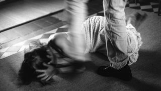 Fata de 12 ani din Arad, operata de urgenta, dupa ce a fost injunghiata in brat de propriul tata