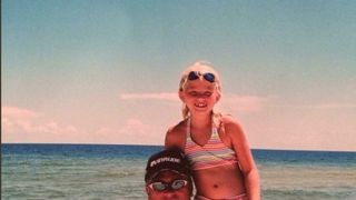 Ti se face pielea de gaina! O adolescenta a primit flori de la tatal ei, dupa ce acesta a murit. Cum a fost posibil