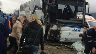 Plan rosu de intreventie in Maramures. 17 persoane au fost transportate la spital, dupa ce un autobuz si un autocamion s-au ciocnit