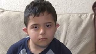 Un baietel cu sindromul Down a fost acuzat de terorism de catre profesoara sa. Ce a determinat-o pe femeie sa anunte politia