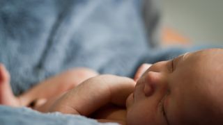 Un bebelus, declarat de medic mort, s-a trezit chiar inainte de inmormantare