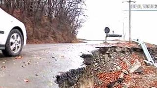 Capcana mortii pe un drum national din Vrancea. Vietile soferilor sunt puse in pericol din cauza nepasarii autoritatilor