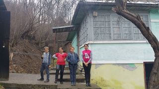 Cei patru frati din Abrud ramasi fara mama in urma unui accident rutier au primit o locuinta