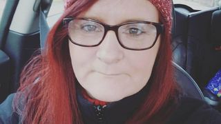 O mama a gasit un mesaj cutremurator, ascuns intr-un colet al fiicei ei. A izbucnit in lacrimi, dupa ce l-a citit