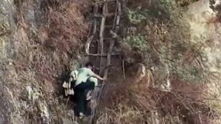 Elevii chinezi sunt nevoiti sa strabata, zilnic, un drum deosebit de periculos pentru a ajunge la scoala