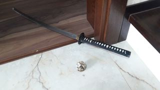 Un politist sucevean a ajuns in coma, dupa ce a fost lovit in cap cu o sabie