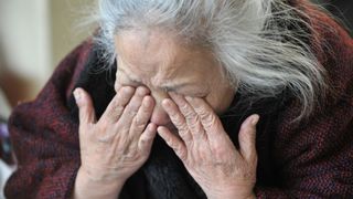 O ingrijitoare romanca a fost reclamata la politie pentru ca a abandonat-o pe batrana de care avea grija